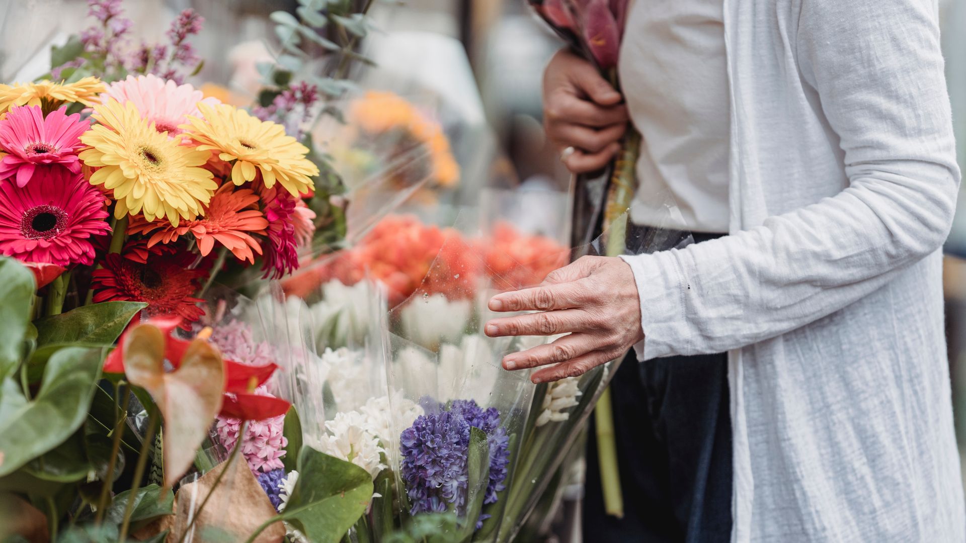 best times to buy flowers
