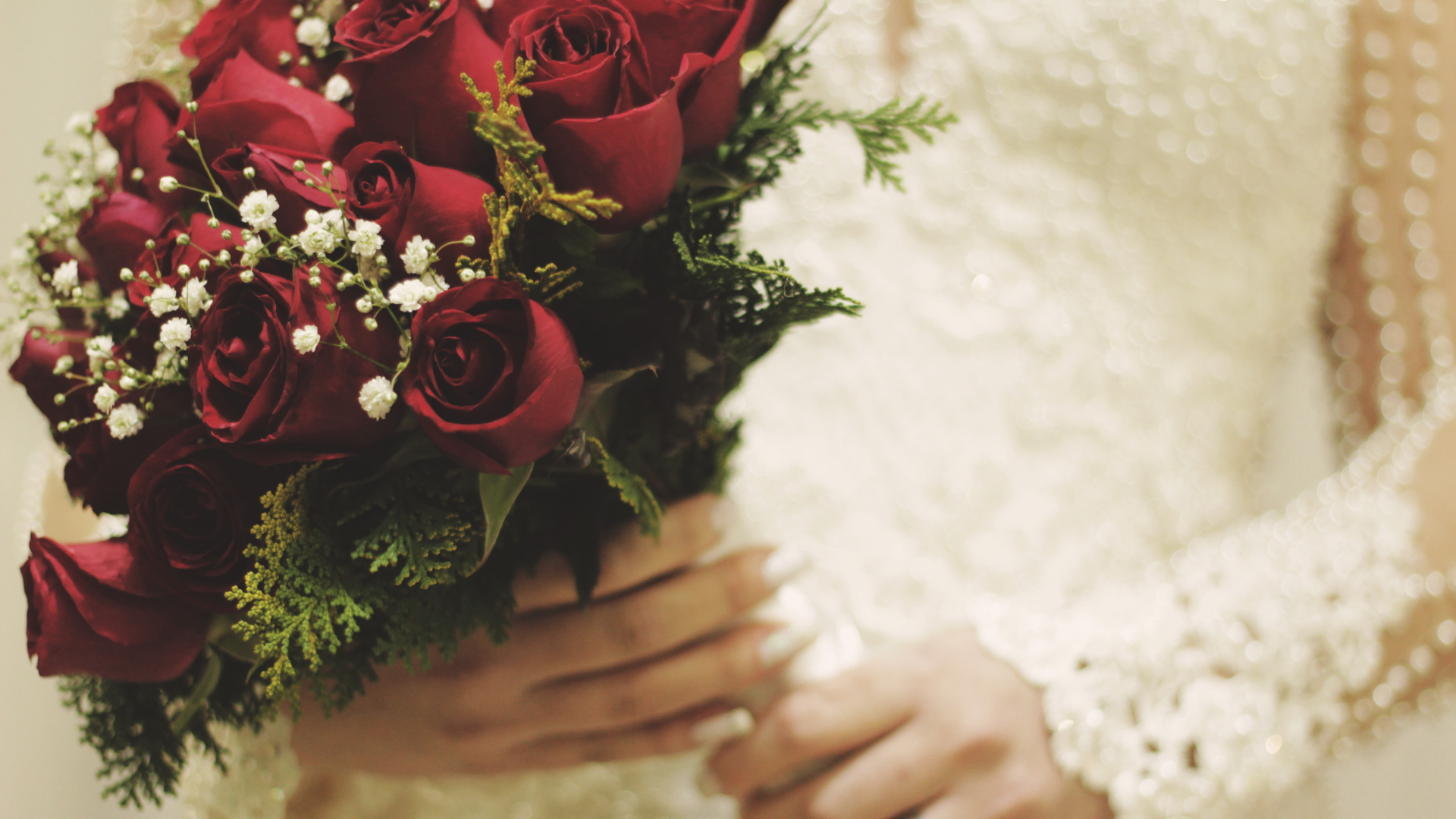 wedding-bouquet-ideas-all-red-roses