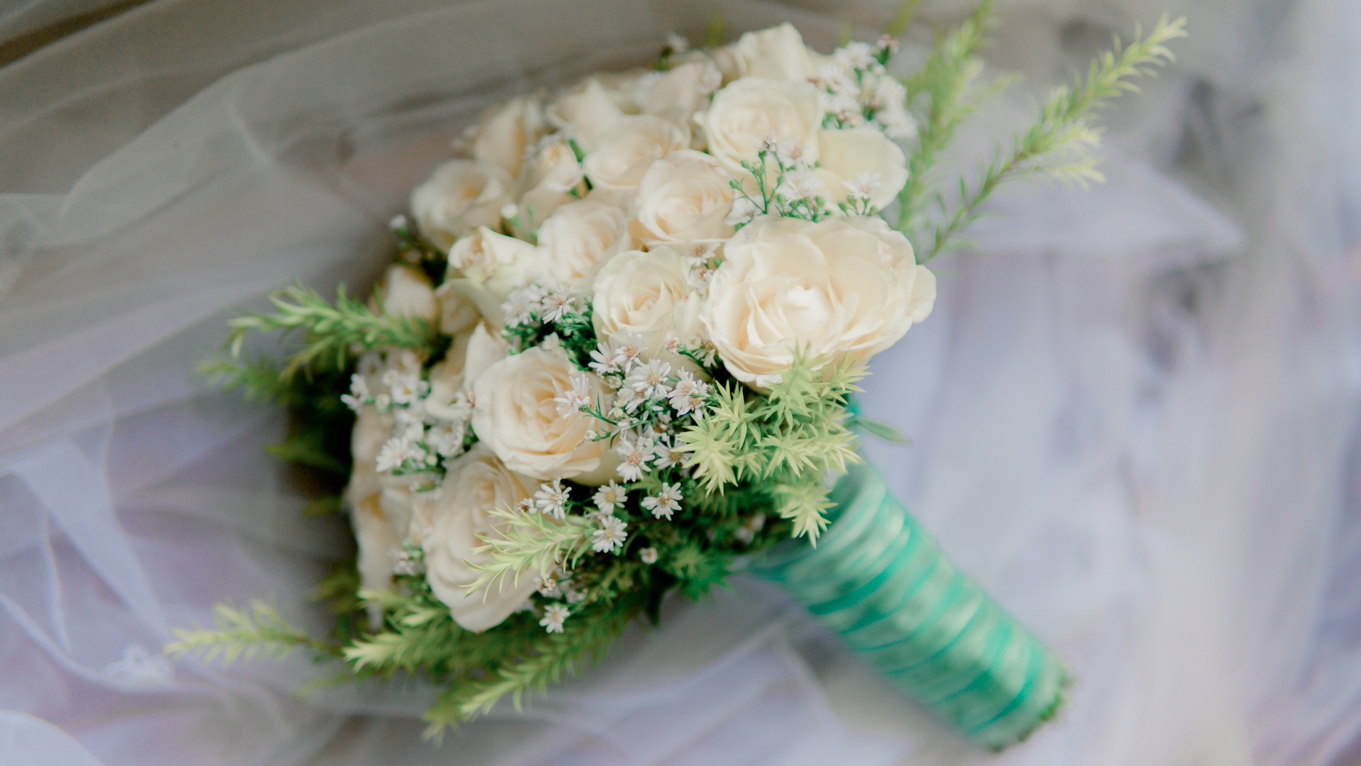 wedding-bouquet-ideas-white-roses