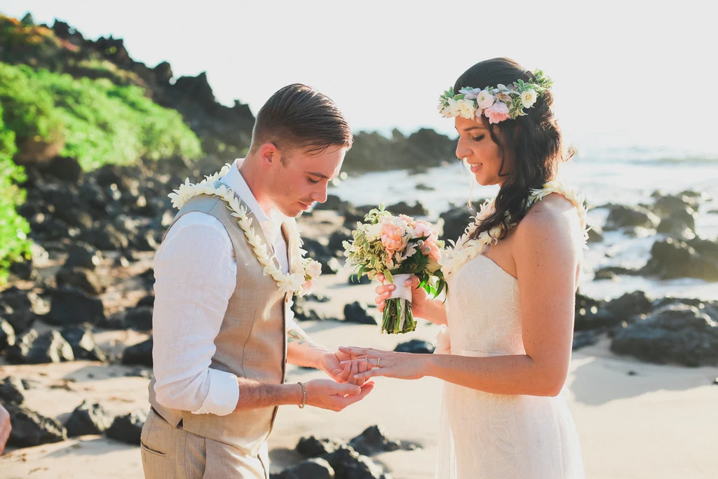 floral wedding tradition - haku lei